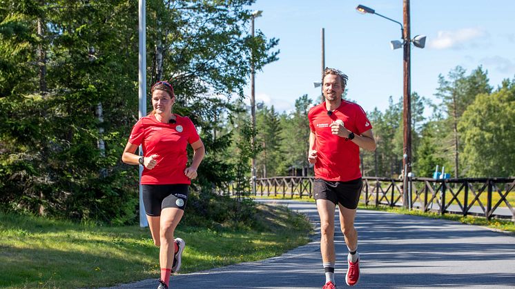 Johan Olsson och Annie Thorén coachar fyra kändisar. 