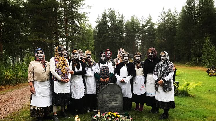 The 13 Italian Azdoras visiting the artist’s grandmother’s grave in the Torne Valley 2019. Photo: Markus Öhrn