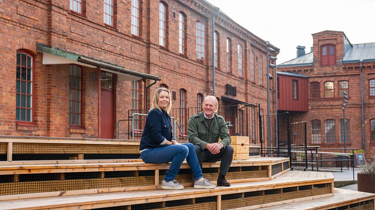 Anna-Maria Jacobsson, vd Sankt Kors och Carl-Fredrik Grönhagen, vd Mannersons Fastigheter framför kulturhuset Skylten.