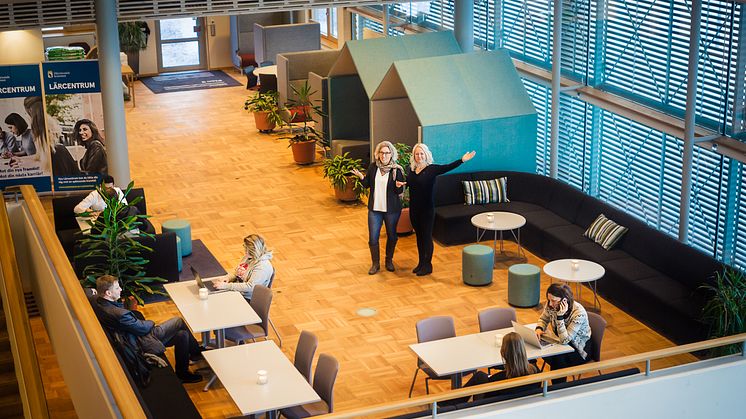 På Lärcentrum finns en studiemiljö med personal på plats och lokaler där studenterna kan plugga, vara med på föreläsningar, göra tentor och allt annat som hör studierna till.