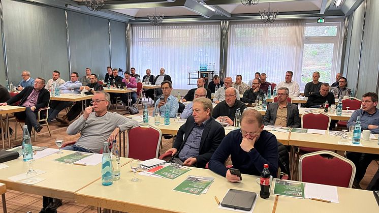32 Abteilungsleiter aus dem Bereich TIEF + STRASSENBAU aus hagebau-Gesellschafterhäusern sowie Vertreter von sechs Lieferanten kamen in Rotenburg an der Fulda zusammen. Foto: hagebau (Abdruck honorarfrei)