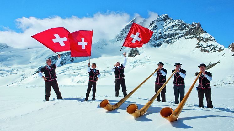 Fahnenschwingen und Alphornspielen am Jungfraujoch, Berner Oberland