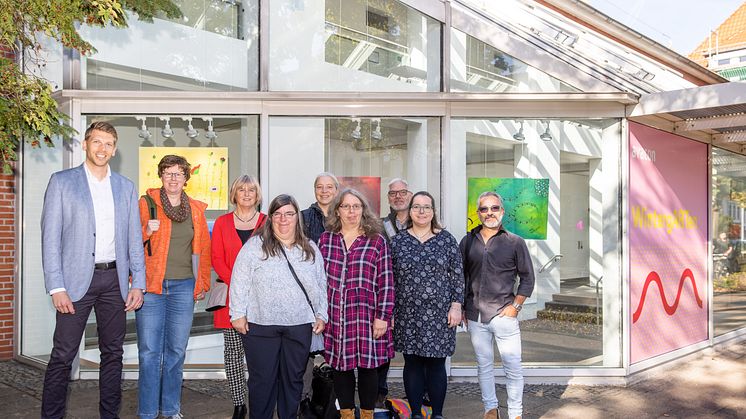 Avacon-Mitarbeiter Hendrik Paul (l.) und Marion Smolne (2.R 2.v.l.) mit Künstler:innen der Malwerkstatt