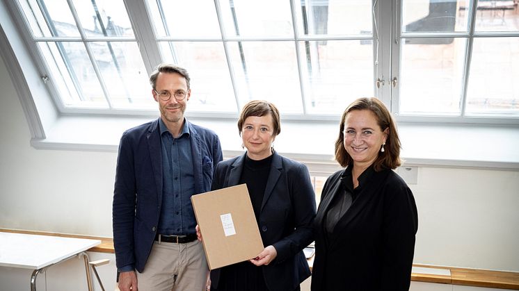 "Sveriges museum om Förintelsen, till lycka och välgång" vid en symbolisk överlämning av insamlingsprojektet. Johan Landgren, Katherine Hauptman och Petra Mårselius. Foto: Jens Mohr, Statens historiska museer 