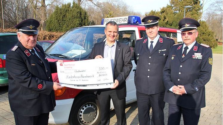 Feuerwehr zur Spendenübergabe im Kinderhospiz