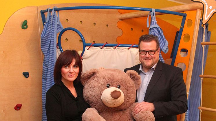 Mona Meister vom Kinderhospiz mit dem Geschäftsführer der Desk Center Solutions AG, Christoph A. Harvey 