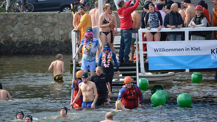 Anbaden am 31. März in der Seebadeanstalt Düsternbrook. Mut verbindet und hilft bei 5°C Wassertemperatur