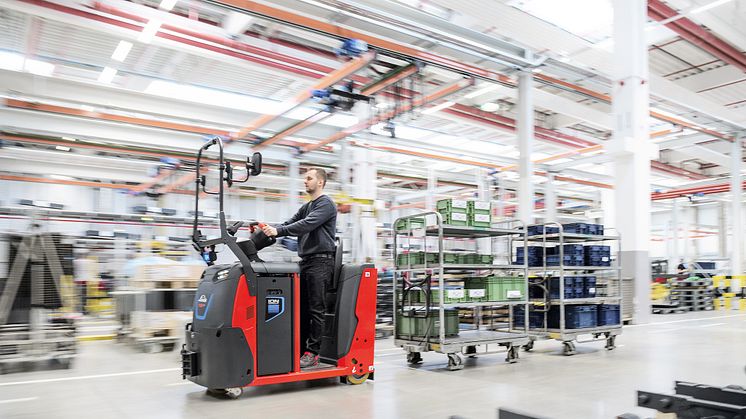 Linde Material Handling lanserar nya dragtruckar som effektiviserar materialförsörjningen