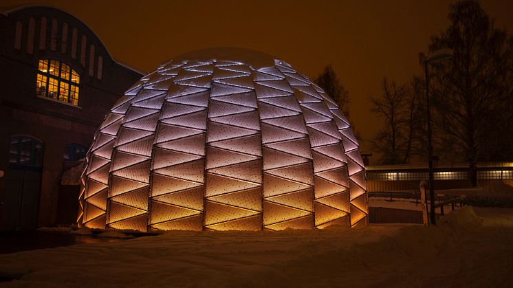 Curiosums domteater är ljussatt på kvällen. Foto: White Arkitekter