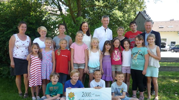 Die Schlaugärtner der Grundschule Vogtareuth freuen sich über die Unterstützung des Bayernwerks.