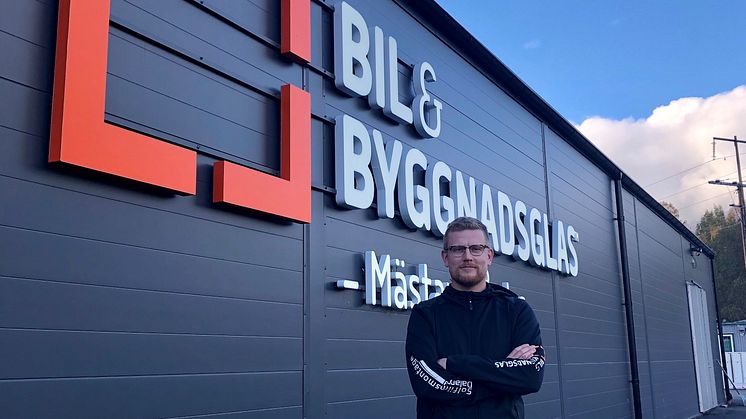 Nicklas Engerfelt, delägare på Borlänge bil- och byggnadsglas, hoppade på erbjudandet om Upphandlingsstöd. Ett beslut som han inte ångrar. Foto: Borlänge bil- och byggnadsglas.