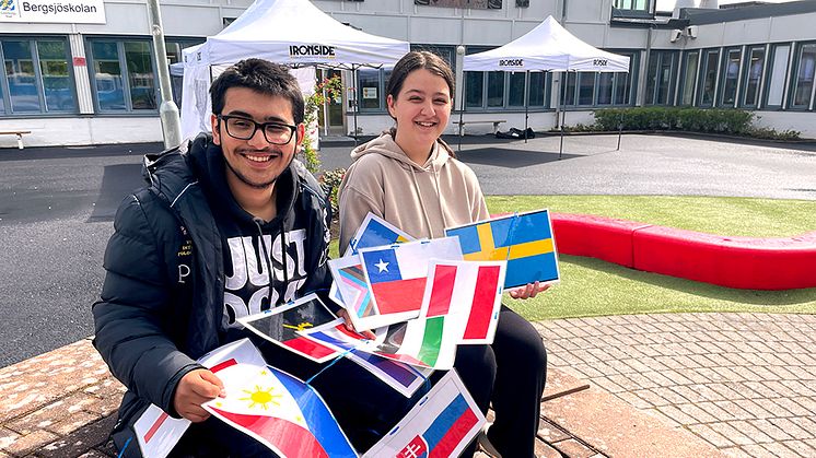 Ali Hassan och Nada Mujovic med några av alla flaggor som representerar nationaliteterna på Bergsjöskolan. Nu hoppas det på fint väder och en kul kulturfest.