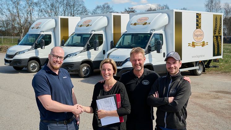 Christian Friis (till vänster) från IVECO Helsingborg har levererat många IVECO Daily till Bageriet Sjöstrands ägare Camilla och Björn Sjöstrand och chauffören Dennis Hansson (till höger) gillar att köra Daily med automatlåda.