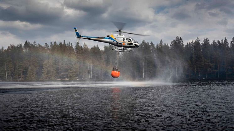 MSB:s helikoptrar stöttar räddningstjänsten vid skogsbrand i Arboga