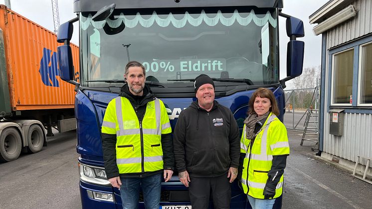 Satsningen på el-lastbilen för de korta sträckorna från Norrköpings Hamn till Stadium och Rustas stora lager i närheten har fallit väl ut. Från vänster Alltransports Anders Wiman, Tommy Örnerstedt och Sarah Klint.