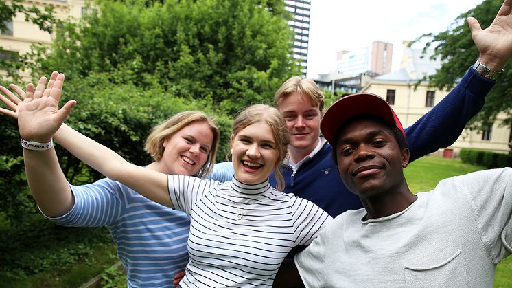 Clara Bergene, UiO, Gabrielle L. Gjerdset, SiO, Brede, Fadderullan/BI, og Olivier, HiOA ønsker studentene velkommen til Studentslippet.