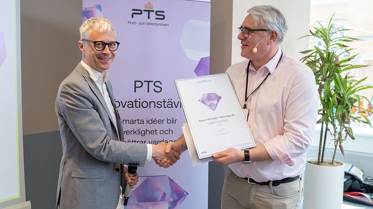 Peter Idestam-Almquist, grundare av xTactor, tar emot vinstdiplomet för PTS Innovationstävling 2023.