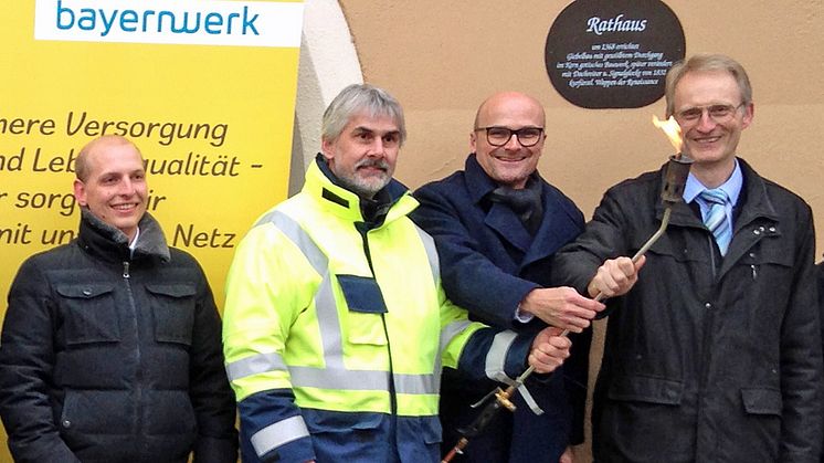 Erste Flamme: Im Zuge des Breitbandausbaus und der Sanierung der Ortsdurchfahrtsstraße ist in Schwarzhofen im oberpfälzer Landkreis Schwandorf eine neue Erdgasleitung in Betrieb genommen worden.