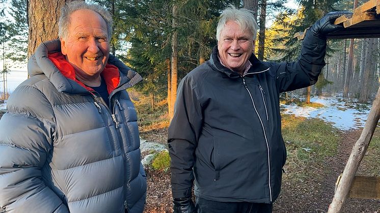 Nils Dafgård och Stig Friberg från Kullsbjörkens byalag visar upp slogboden vid Pojkviken