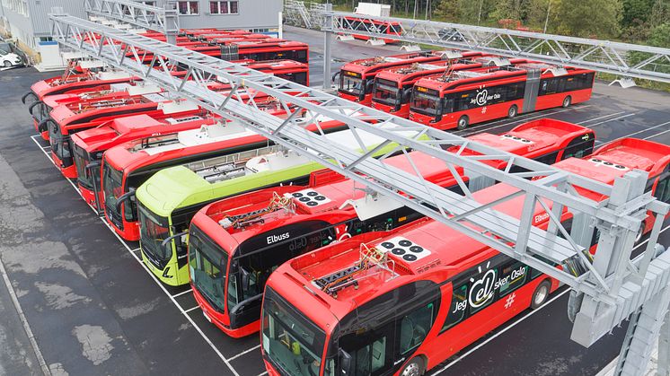 Elbusser fra Nobina, Norgesbuss og Unibuss på Nordens største ladeanlegg for elbuss i Strømsveien. Foto: Ruter As / Redink, Daniel Ashby