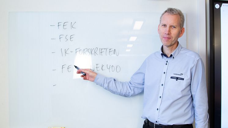 Seniorinstruktør Hans Olav Arnesen har kontroll på forskriftene. Det må også kandidater til elektroinstallatørprøven ha, om de skal bestå eksamen. Foto: Trainor AS