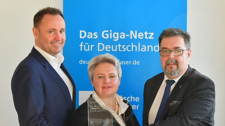 Echte Glasfaser für Mitteldeutschland: V.l.: Michael-Kölling, Deutsche Glasfaser, Astrid Münster, Bürgermeisterin von Bad Düben, Thomas Pöge, Bürgermeister von Thallwitz.