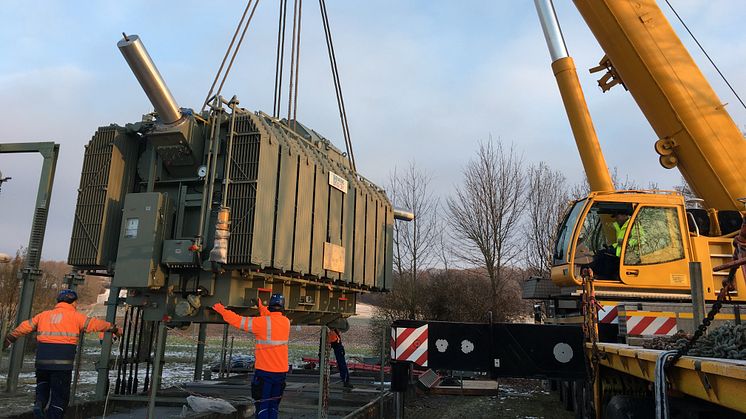 Der rund neun Meter lange, drei Meter breite und vier Meter hohe Trafo wiegt etwa 68 Tonnen und wurde per Schwerlasttransport angeliefert. ( LVN / Tobias Bleis)