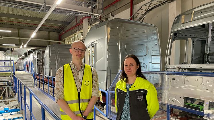 Niklas Fries och Malin Andersson i Volvo Lastvagnars fabrik i Umeå. I bakgrunden syns hytterna som är på väg till målning. Det är denna process som undersökts i det gemensamma forskningsprojektet. Foto: Sara-Lena Brännström