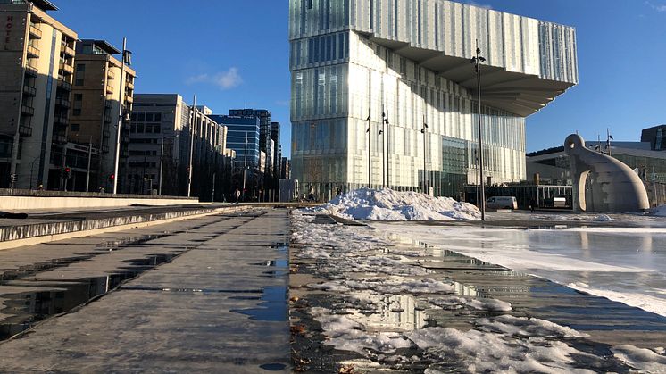 Onsdag ettermiddag skinte sola igjen på Deichman Bjørvika. Biblioteket åpner dørene torsdag kl. 08 etter branntilløpet tirsdag kveld. Foto: Lars Schwed Nygård, Deichman.