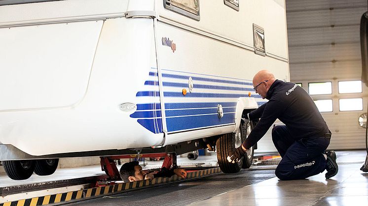 Bilprovningens besiktningstekniker genomför en kontrollbesiktning av en husvagn. Foto: Bilprovningen