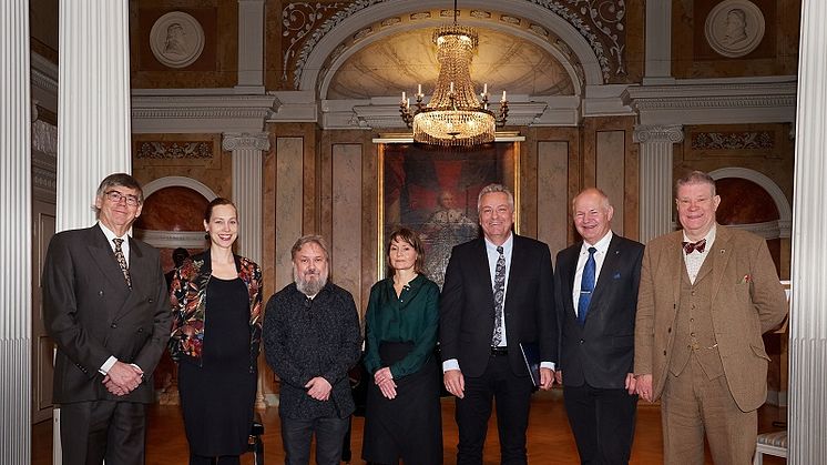 Fr. v. Göran Sjödell, provinsialmästare i Göta Provinsialloge, stipendiaterna Ida Rosén Hamrå, Thomas Antfolk, Ylva Thorén och Dieter Schöning, samt Lars Svärd och Pelle Björklund, sekreterare resp. ordförande i Jubelfonden.* Foto: John Fahlnaes