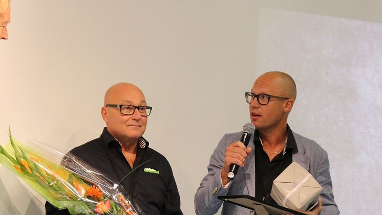 Magnus Jernbom och Konrad Löwhagen mottar priset som Årets Golvprofil