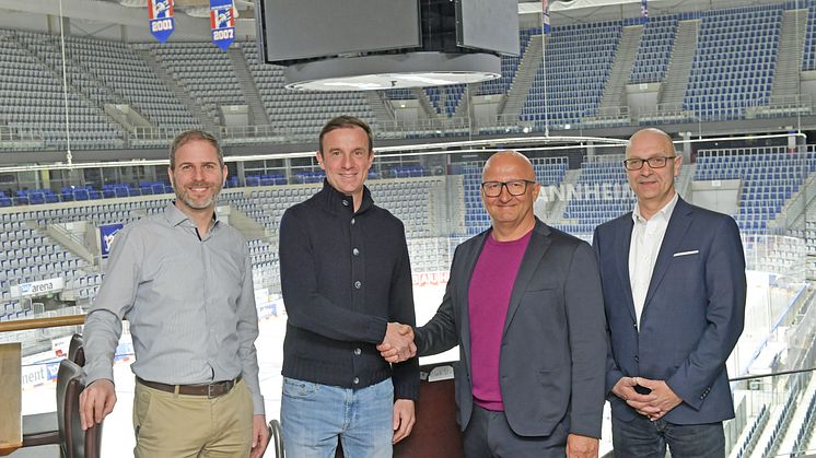 V.l.n.r.: Markus Wincher (Leiter Facility Management SAP Arena), Daniel Hopp (Geschäftsführer SAP Arena), Roman Großmann (geschäftsführender Gesellschafter LIEBLANG Gruppe), Frank Gilpert (Geschäftsführer LIEBLANG Gruppe) Foto: Alfred Gerold