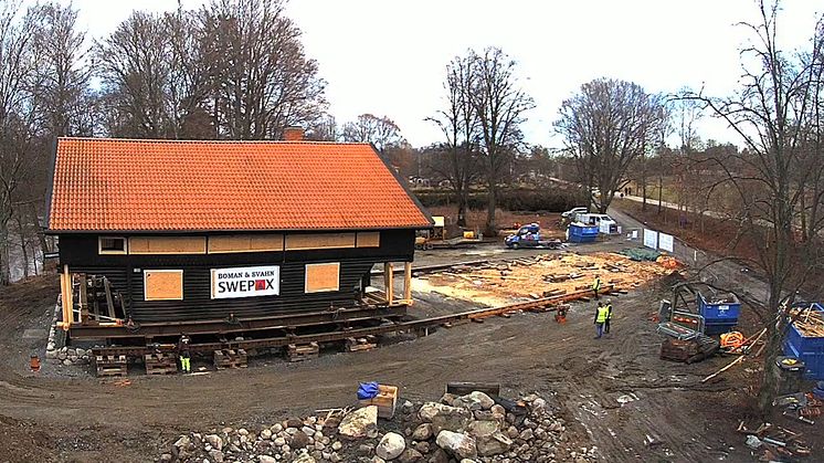 Under tisdagen lyftes Strömsborgs upp igen och flyttades tillbaka till sin ordinarie plats. Foto: Boman & Svahn, entreprenör.