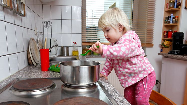 Kleine Kinder sind besonders gefährdet, wenn es um Unfälle zuhause geht. Foto: SIGNAL IDUNA