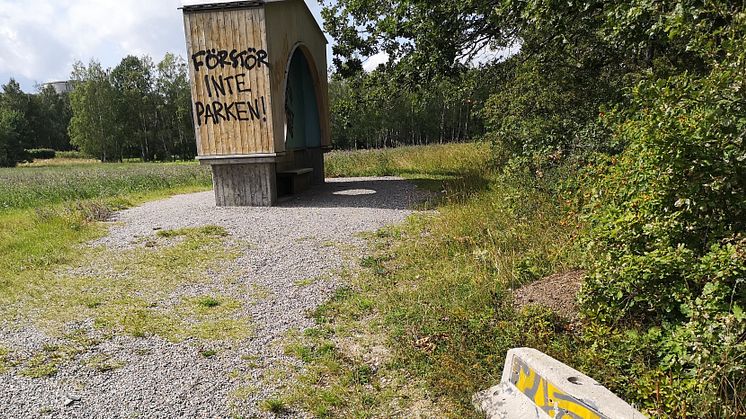 Kyrkogårdsförvaltningens anslagstavla på Järvafältet. Här gör kvalificerade konsulter täta kontroller och planerar kameraövervakning.