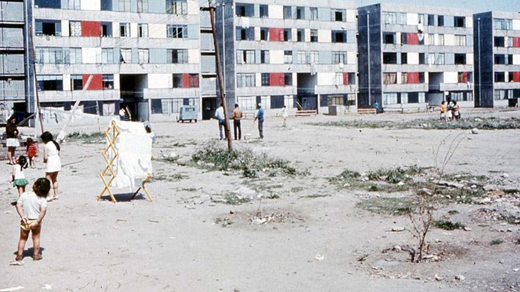 Byggnader i Villa San Luis-kvarteren, Santiago 1972. Fotograf: Miguel Lawner. I utställningen som en del av Leonardo Portus installation Villa San Luis, 2018.