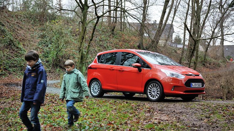 Nya Ford B-MAX "barnfamiljtestas" med lera, mjölk och läsk