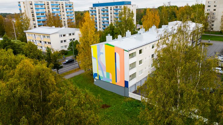Ilana Pichon toteutti vuoden 2023 Oulu2026-seinämaalauksen Tuiraan. Kuva: Juha Niemelä