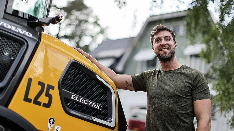 Emil Nevermann, tredje generationen i familjeföretaget, ser fram emot att ha med nya L25 Electric på kommande trädgårdsprojekt.