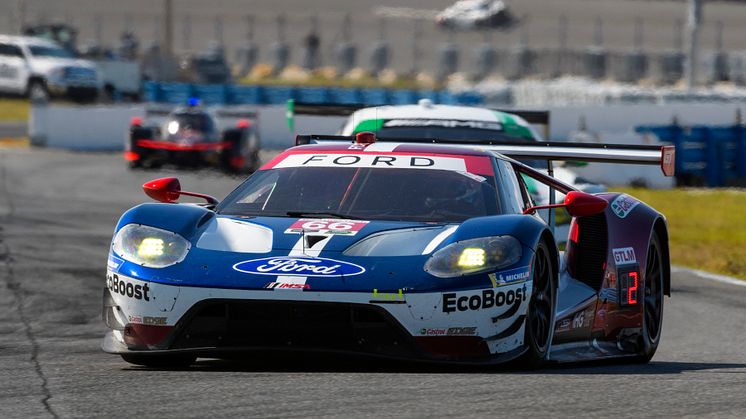 2017 fuhr Dirk Müller aus Burbach mit seinen Teamkollegen Sébastien Bourdais und Joey Hand bei den 24 Stunden von Daytona auf Platz eins der GTLM-Division
