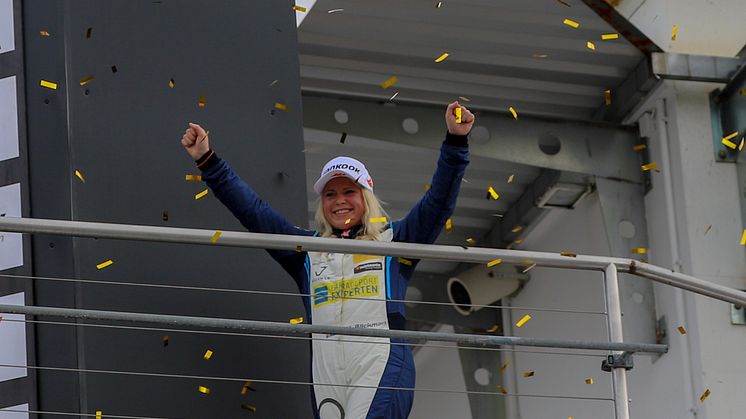 Jessica Bäckman firade silvret i tyska mästerskapet. Foto: Germann Sports (fria rättigheter att använda bilderna)