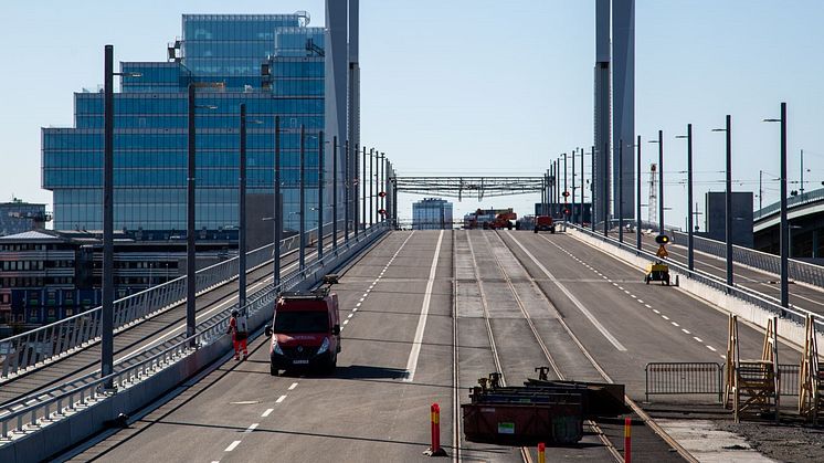Nu pågår de sista förberedelserna inför trafiköppningen av Hisingsbron. Den 9 maj öppnas bron för gående, cyklister, bilar och bussar, samtidigt som byggnationen fortsätter. Foto: Per Sundström
