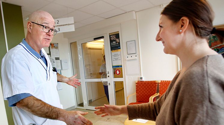 Håkan Fermhede, läkare på Vårdcentralen i Kristinehamn välkomnar patienten Sabina Eriksson