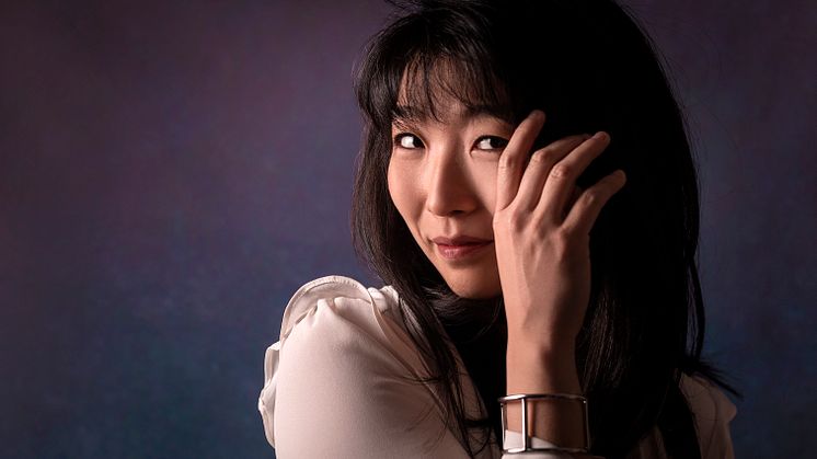 När amerikanskan Claire Huangci på nytt gästar Nordiska Kammarorkestern är det både i rollen som pianist och dirigent. Foto: Pressbild