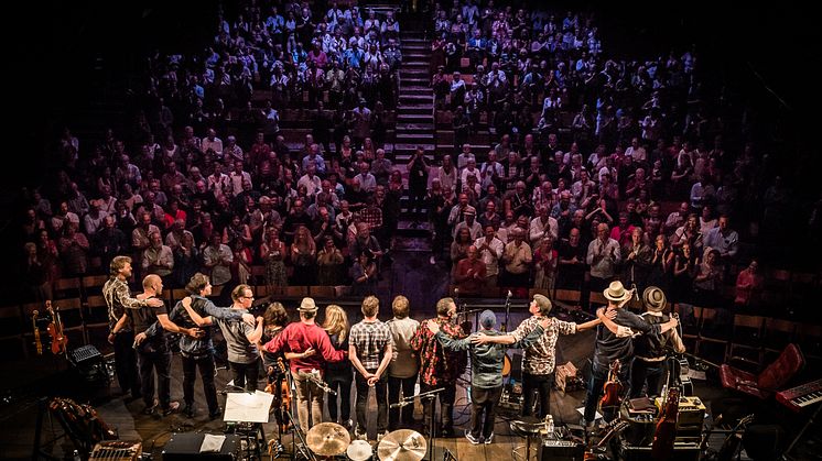 En av de magiska kvällarna från förra årets Västanå Folk Festival. Foto: Olle Hallström