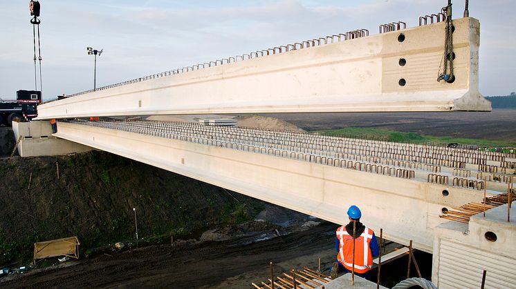 Montage av en ZIP-balk hos Strängbetongs systerföretag Spanbeton i Nederländerna.