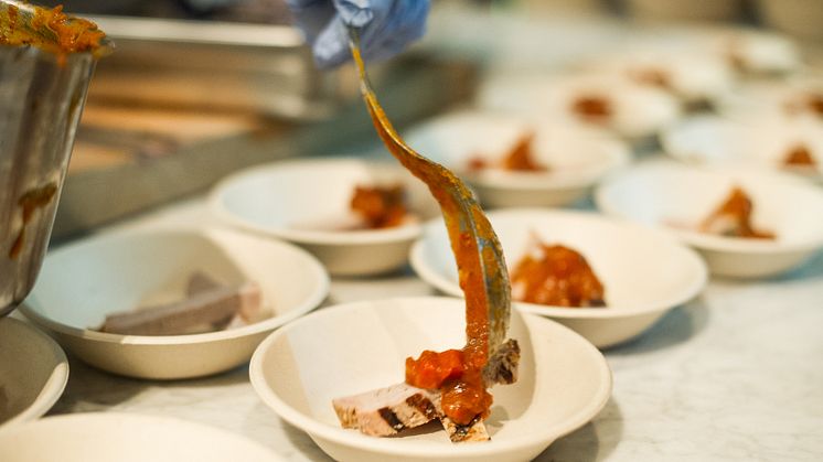 Kockarna bjuder på sin tid och kunskap, medan Chefs Culinar står för råvarorna. Fotograf : Alexander Oliviera