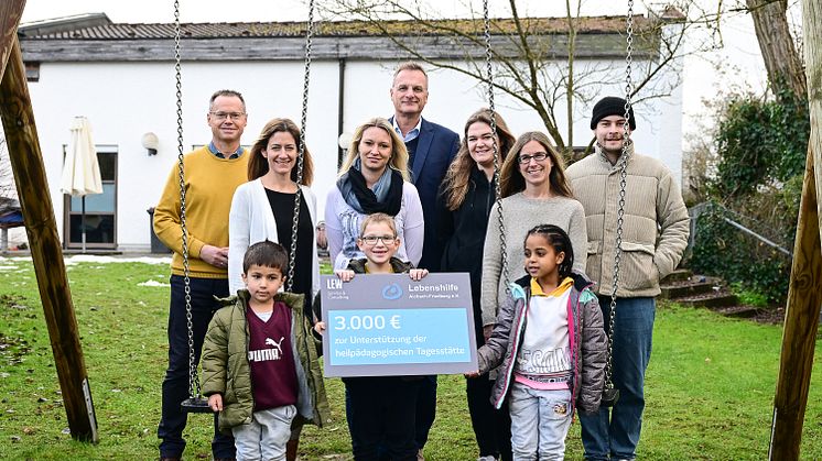 Im Bild: Konrad Schwegler (l.), Geschäftsführer der Lebenshilfe mit Heidi Del Valle, Jenny Reinhardt, Sophia Kühn, Tina Riedlberger, Vincent Laves; hinten Mitte: Hans-Peter Kempfle, Geschäftsführer LSC (Foto: LEW / Christina Bleier)