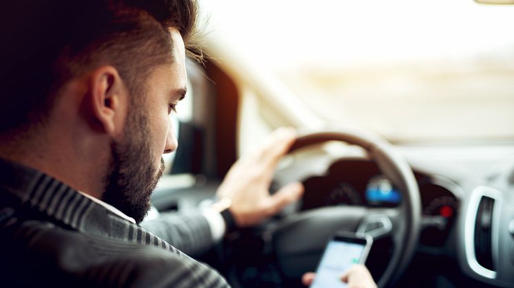 Män har svårast att lägga undan mobiltelefonen under körning, visar undersökningen.